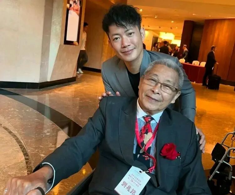 又一老戏骨去世,享年94岁!一生塑造无数经典角色,知名女演员晒合影:不舍,太不舍,网友:一代人的记忆
