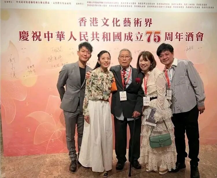 又一老戏骨去世,享年94岁!一生塑造无数经典角色,知名女演员晒合影:不舍,太不舍,网友:一代人的记忆
