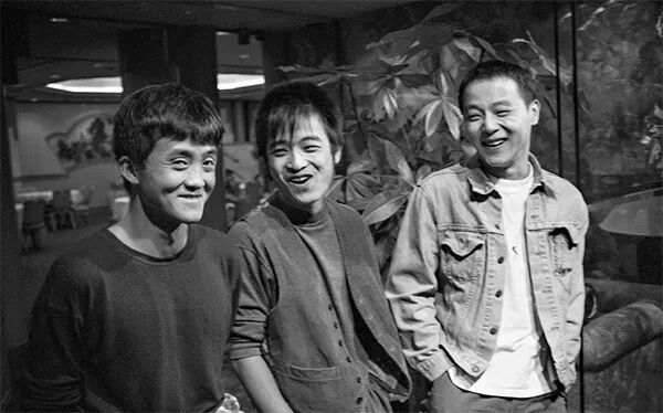 知名摇滚歌手何勇去世,年仅57岁;与窦唯、张楚并称为“魔岩三杰”,代表作《钟鼓楼》《姑娘漂亮》等
