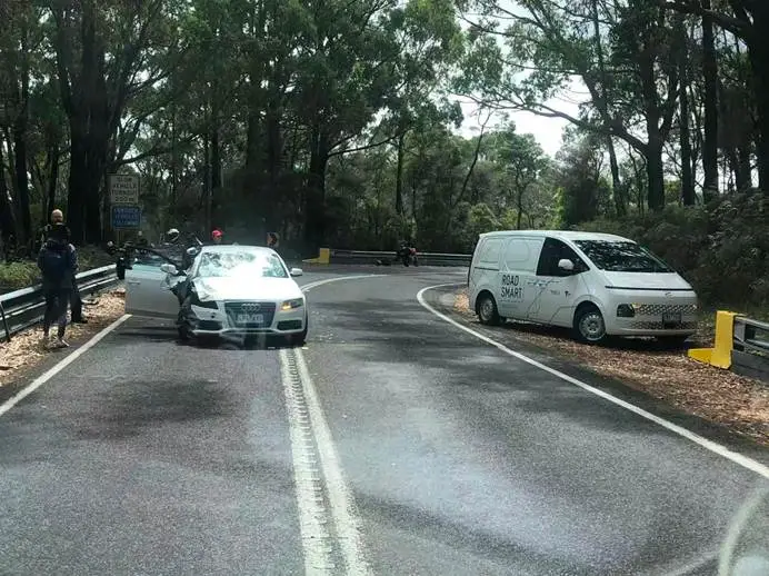 视频疯传! 中国司机大洋路弯道逆行, 险酿重大车祸! 华人集体呼吁禁止中国驾照, 中国领事馆发声