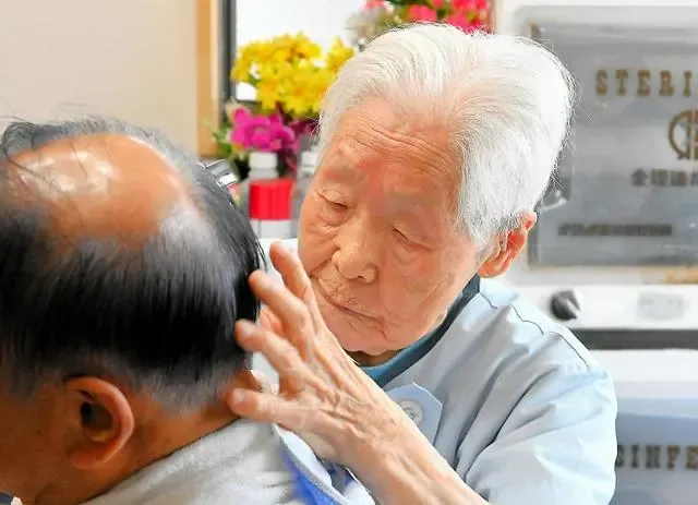 日本：108岁还在工作的女理发师