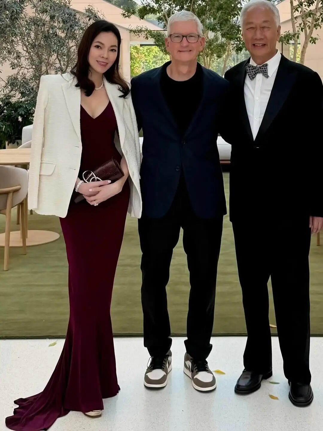 苹果新CEO上任,和库克穿成“双胞胎”!为什么老板衣服都一样,鞋却大不同