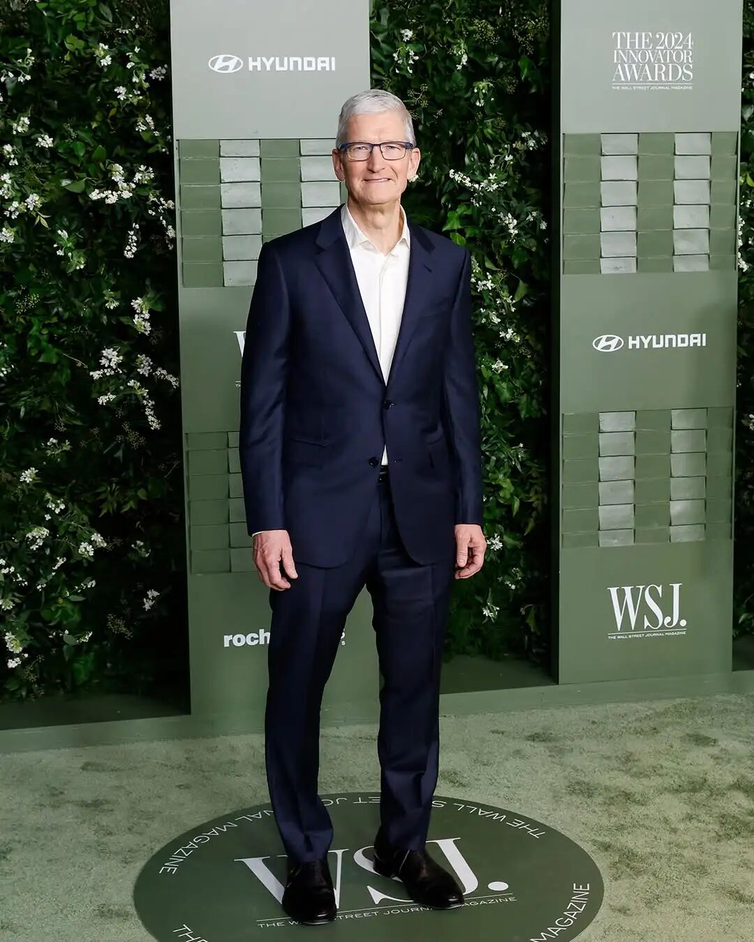 苹果新CEO上任,和库克穿成“双胞胎”!为什么老板衣服都一样,鞋却大不同