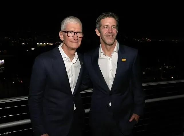 苹果新CEO上任,和库克穿成“双胞胎”!为什么老板衣服都一样,鞋却大不同
