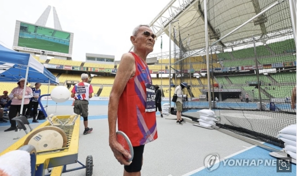 “92岁老人一跳2米远”,最近爆火的“满级人类大赛”看得人气血都足了