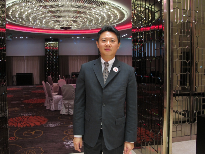 年仅55岁！华人董事长下飞机后突然昏倒，抢救10多天离世！这种长途飞行风险，很多人都忽视了