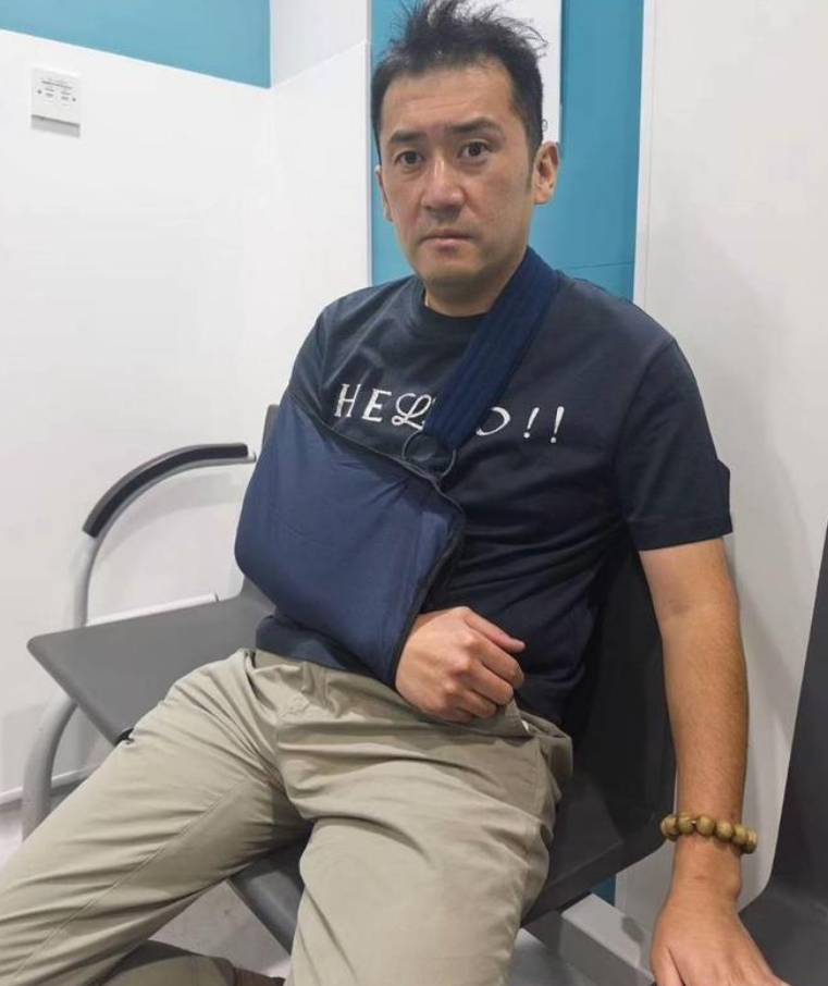 数千人直播目睹!500万粉丝华人网红街头遭3人围殴、名表险被抢,报警后警察没来