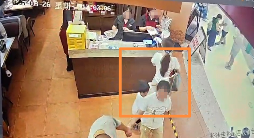 “4岁男童被指摸臀”事件完整监控曝光，当事女子账号被禁止关注