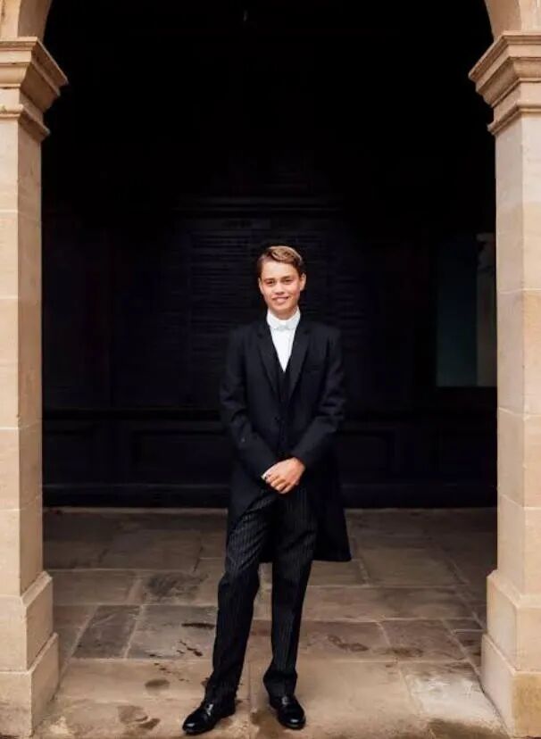 13岁乔治王子上初中啦!入读伊顿开始住宿,凯特威廉全程陪同,以后就见得少了...
