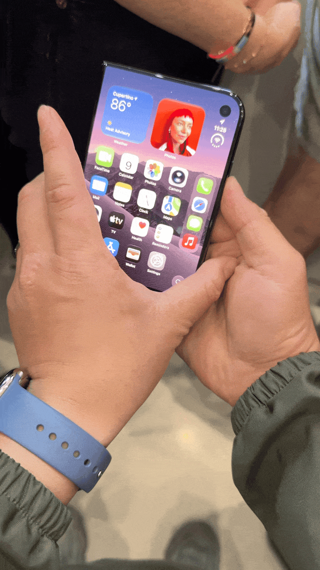 哈哈哈!iphone Duo名场面,这个手指也太长了吧!?