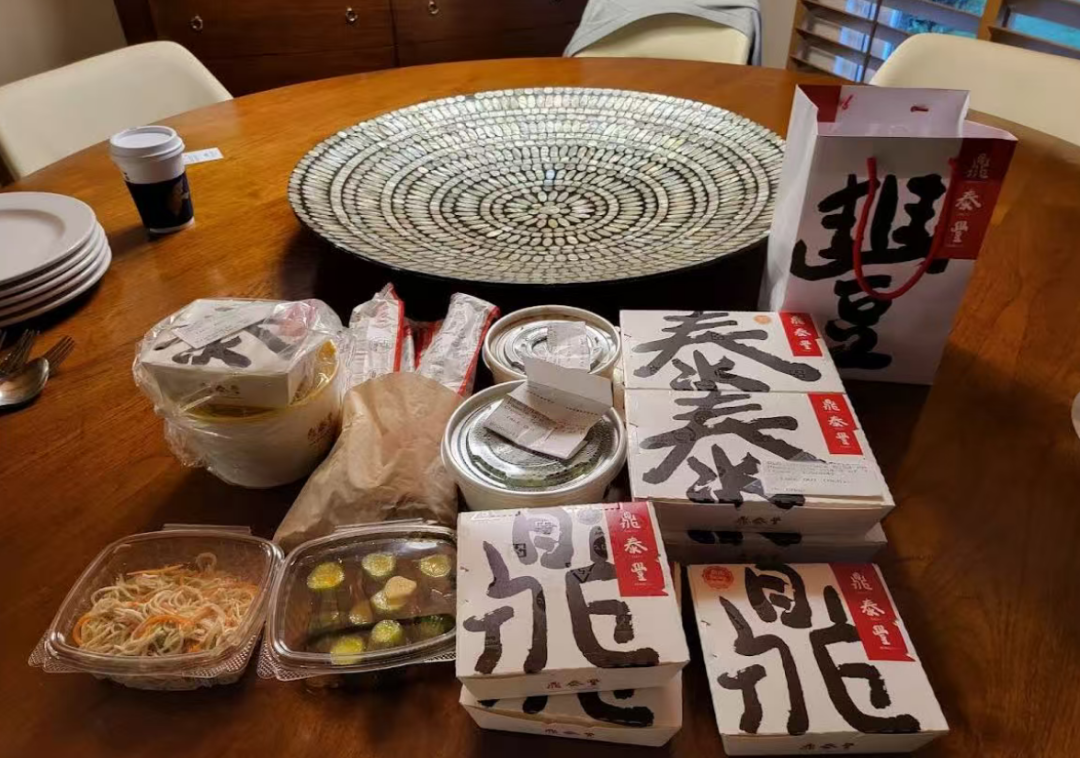开车6小时、花3倍钱吃这昔日排队王餐厅,就为看外国人“当众出洋相”?