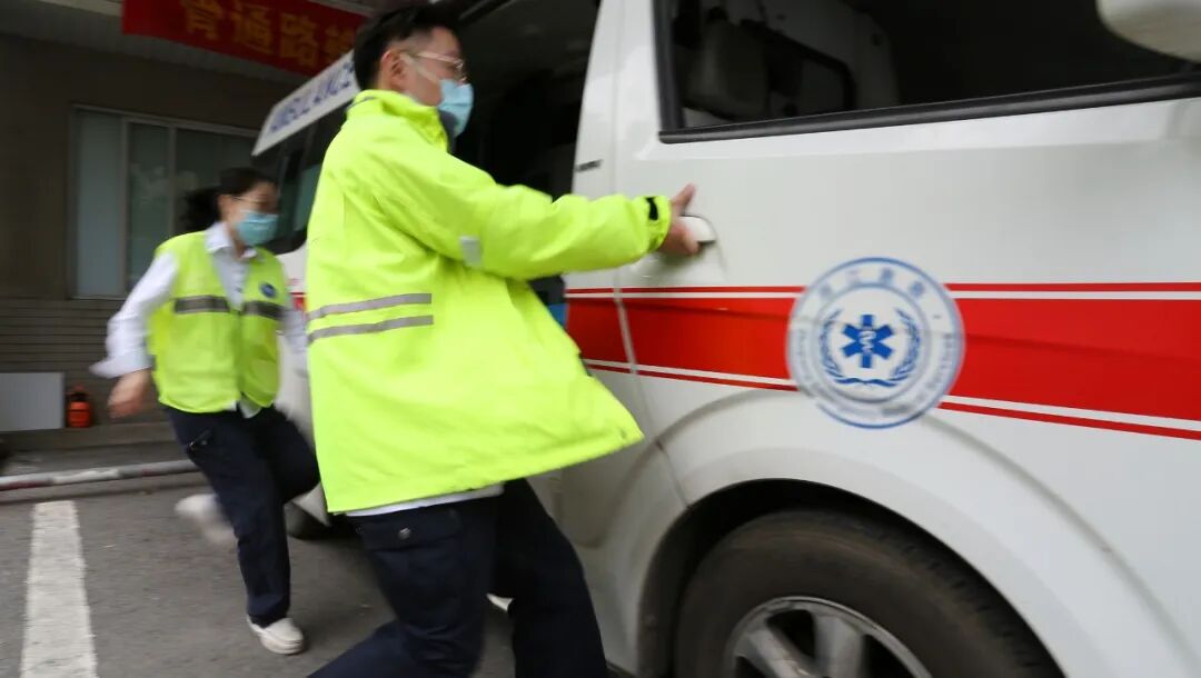 敬一丹因脑出血离世,医生提醒:这5个信号出现一个就要警惕
