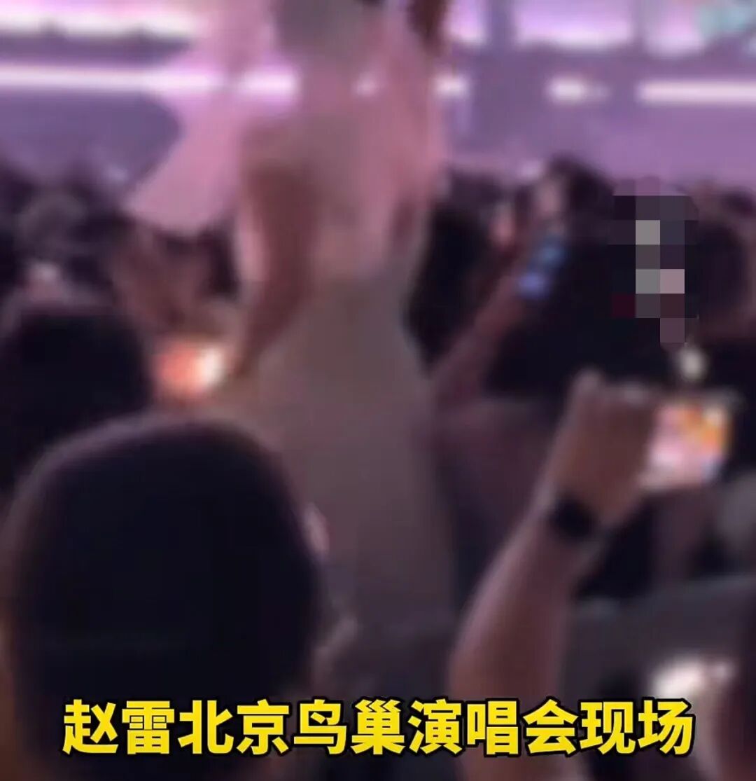 情侣在演唱会求婚遭后排喊“坐下”,拍摄者:自己花大几千元买的票只想安静听歌,当事人私信称已报警;网友吵翻