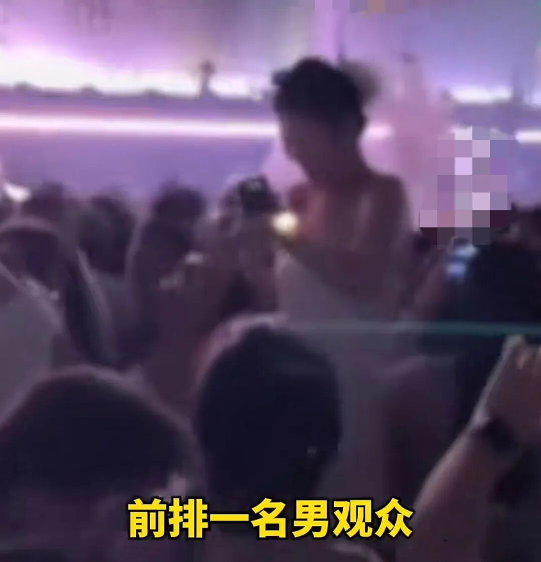 情侣在演唱会求婚遭后排喊“坐下”,拍摄者:自己花大几千元买的票只想安静听歌,当事人私信称已报警;网友吵翻