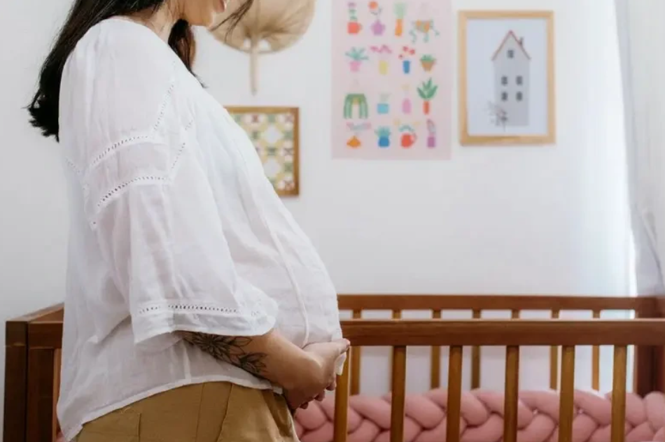 炸裂! 单亲妈妈收12万代孕费 生父竟是华人富豪 被曝已有100多个孩子!