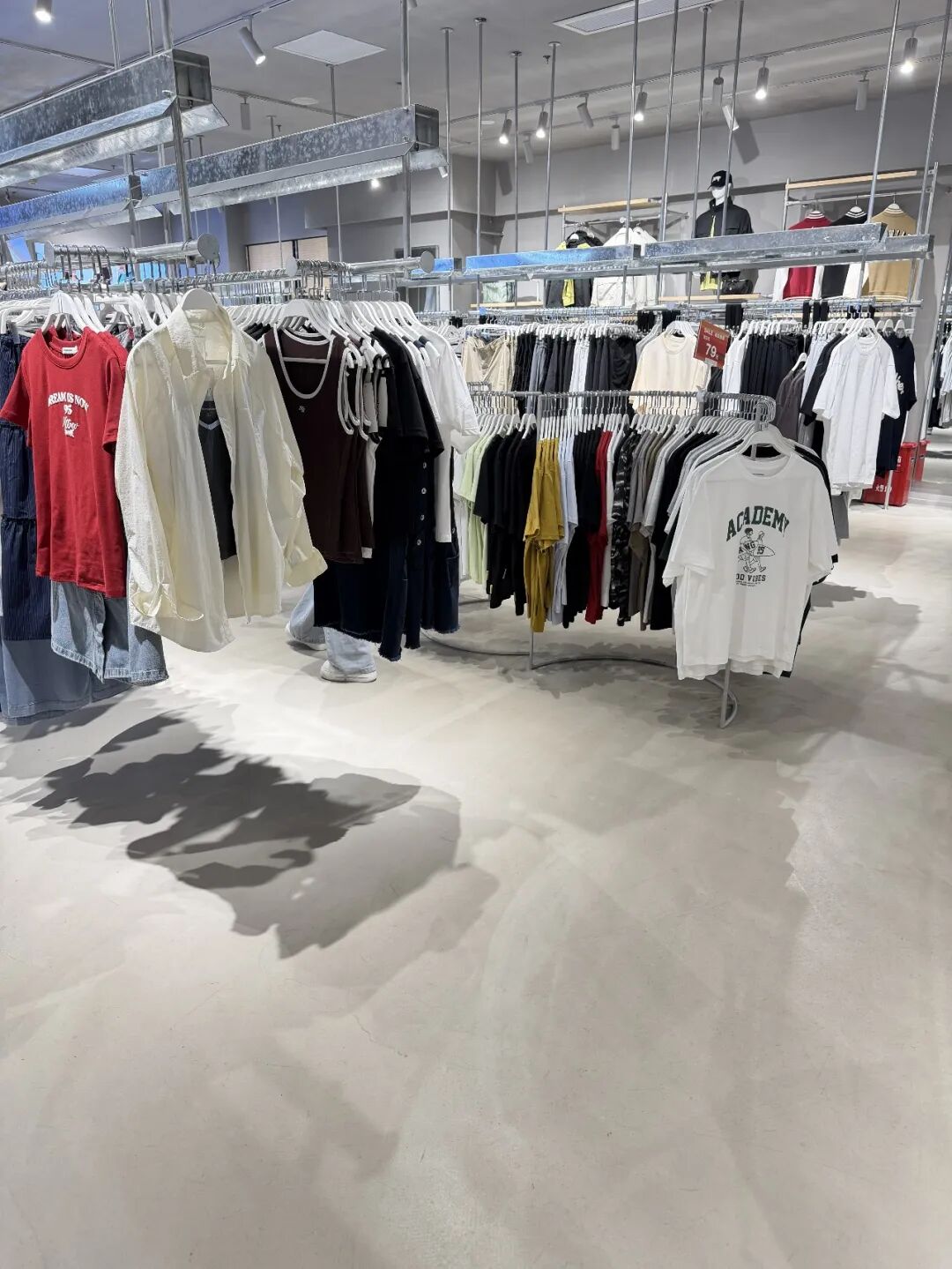 曾火遍全国,如今半年关店227家,杭州仅剩7家!05后女生:确实很便宜,一件纯棉T恤不到70块,但我不会买