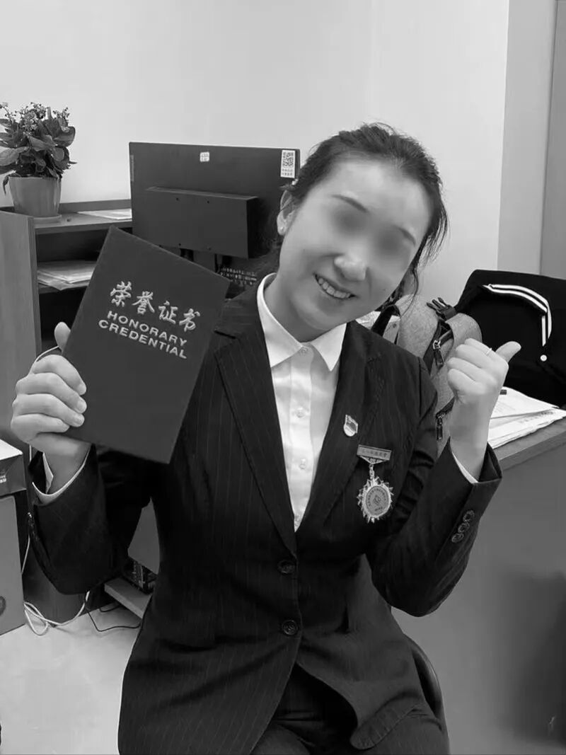 被32楼抛下的砖头砸中,28岁女律师身亡,民事诉讼宣判:物业、夜市、万达共担责40%!抛砖者周某已被执行死刑