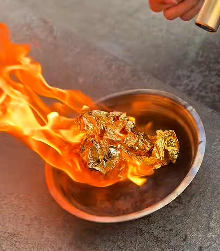女子压扁2008年金福娃，看了评论区天塌了！网友：人果然赚不到认知以外的钱。