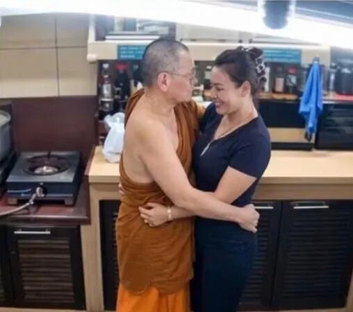 大瓜！泰国高僧在庙里和女子偷情？！还狂贪2亿多，点钞机都烧坏俩...