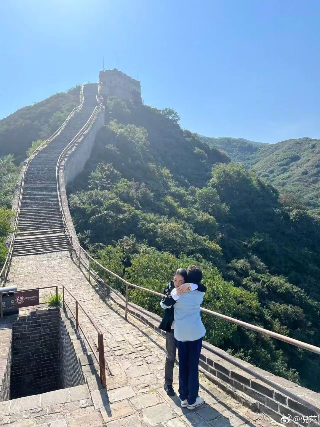 倪萍长文追忆敬一丹:我流着无尽的泪水,跟你说一声对不起,三千公里山海相隔,我终究无法赶回去送你最后一程