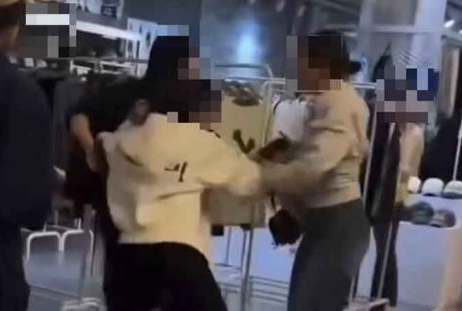 疑因听到“全世界都讨厌中国人”！中国女子在韩国商场与外籍女子扭打，孩子被吓哭