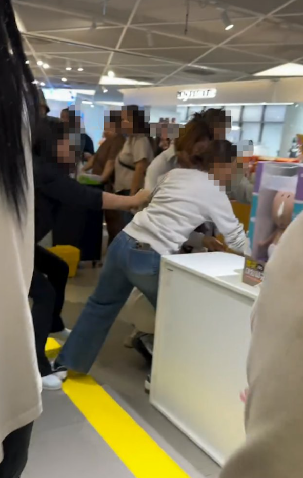 疑因听到“全世界都讨厌中国人”!中国女子在韩国商场与外籍女子扭打,孩子被吓哭