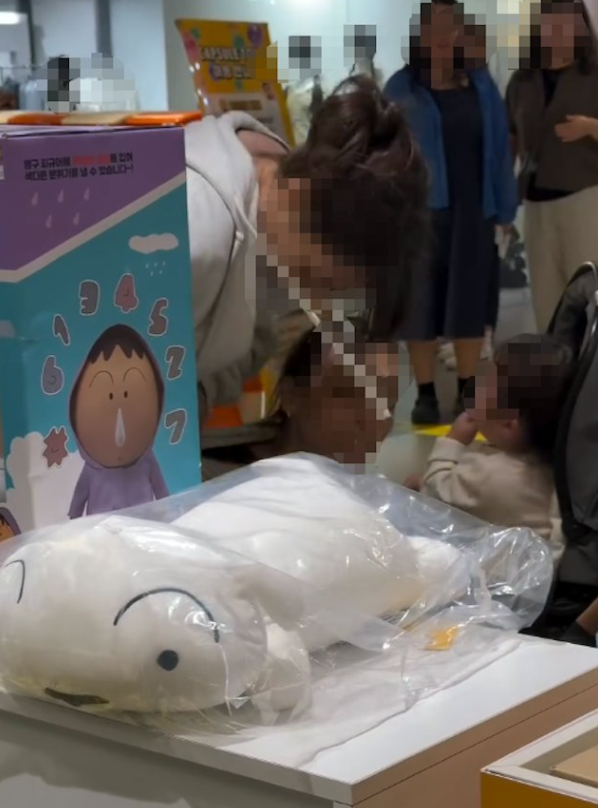 疑因听到“全世界都讨厌中国人”!中国女子在韩国商场与外籍女子扭打,孩子被吓哭