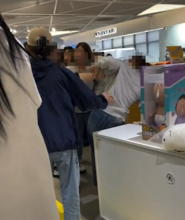 疑因听到“全世界都讨厌中国人”!中国女子在韩国商场与外籍女子扭打,孩子被吓哭