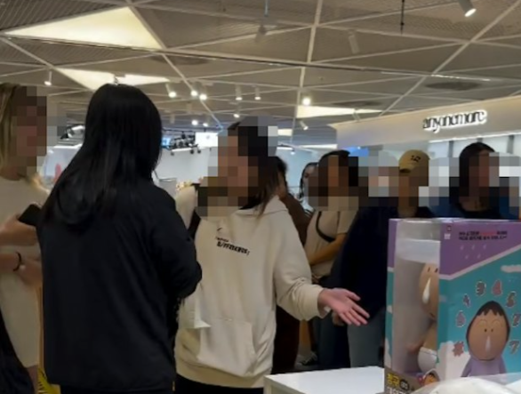 疑因听到“全世界都讨厌中国人”!中国女子在韩国商场与外籍女子扭打,孩子被吓哭