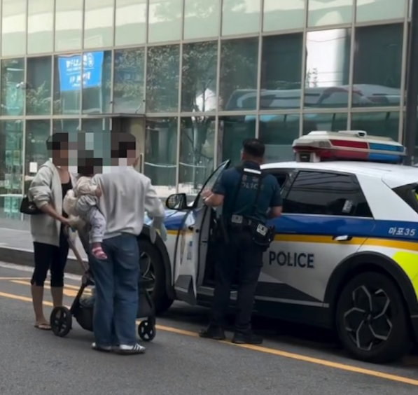 疑因听到“全世界都讨厌中国人”!中国女子在韩国商场与外籍女子扭打,孩子被吓哭