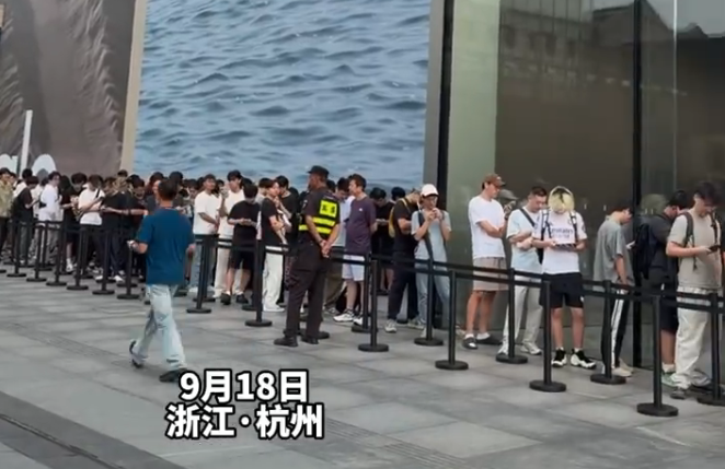 “嘴上都说不买，身体却很诚实……”今早西湖边苹果店排起长队，有人转手两台iPhone 18 Pro Max到手近1000元