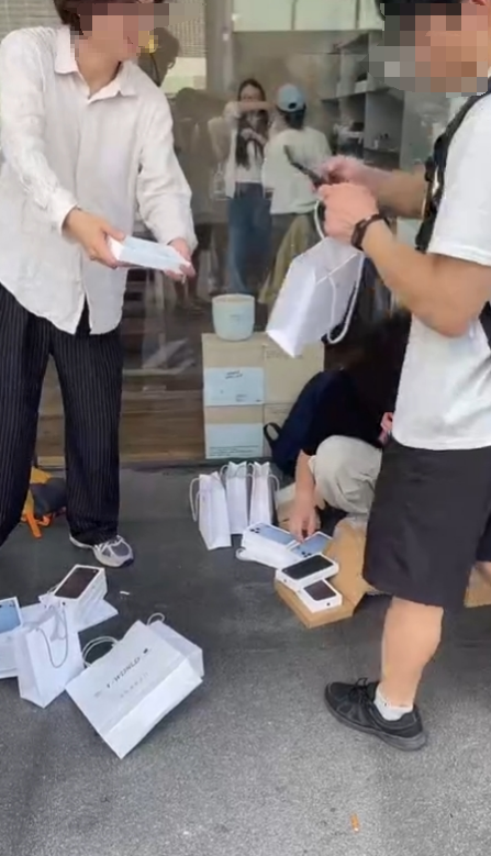 “嘴上都说不买，身体却很诚实……”今早西湖边苹果店排起长队，有人转手两台iPhone 18 Pro Max到手近1000元