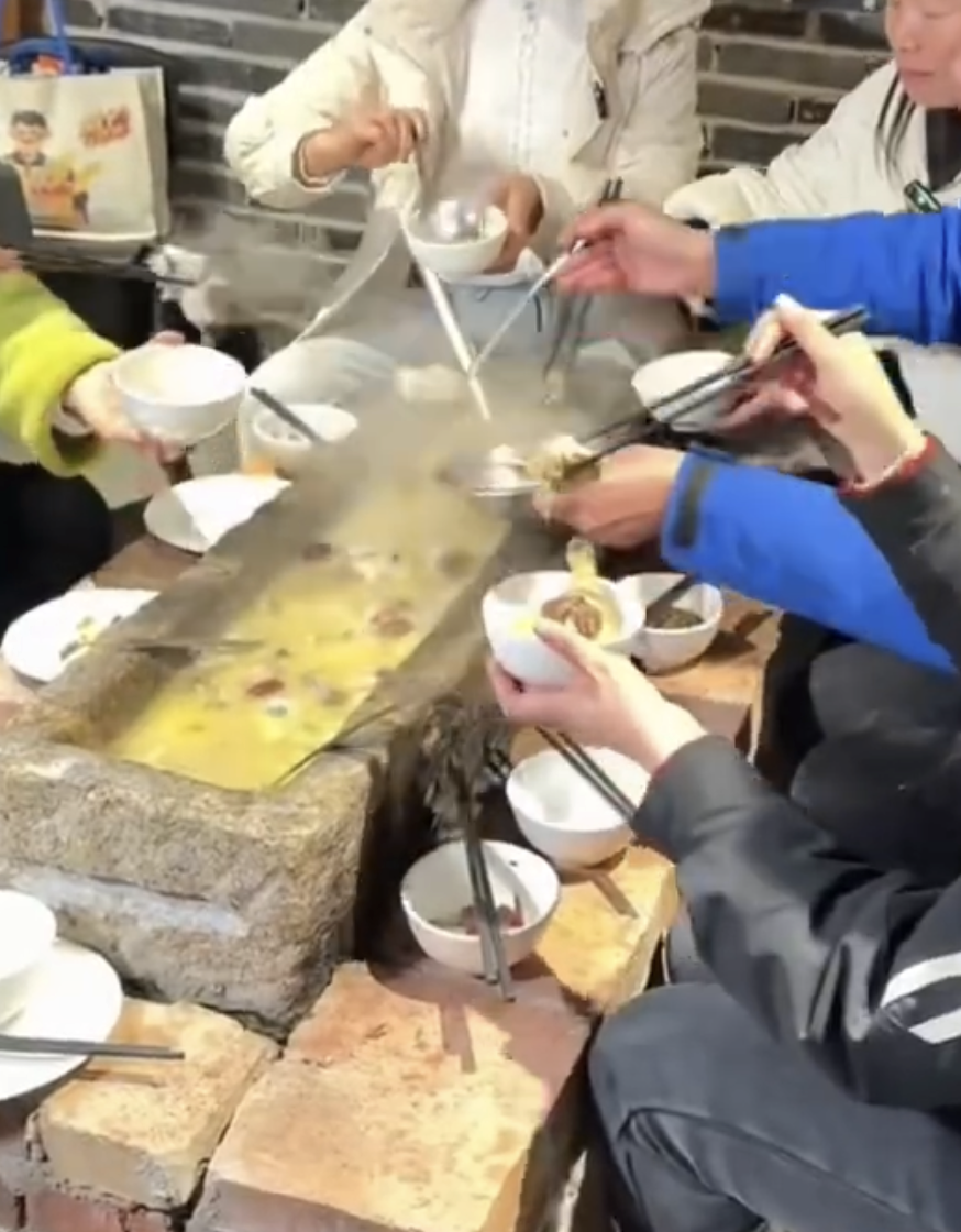 咖啡店开猪圈里了???网友:“粪围感十足”