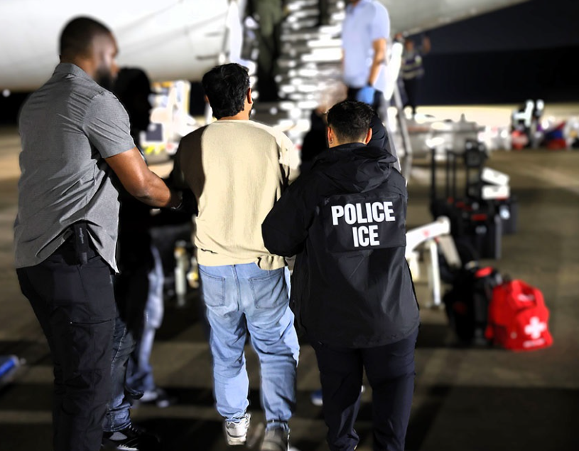 美国一下抓了6名绿卡持有人,都因为做了这件事!有人申请入籍时被翻出8年前旧账