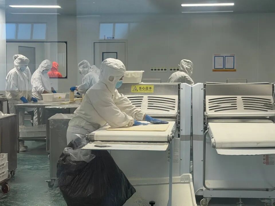60厘米超长蛋挞火了,有门店要排队两三个小时!提醒:一根吃下去,热量可能轻松超过1000千卡!这5类人最好别吃