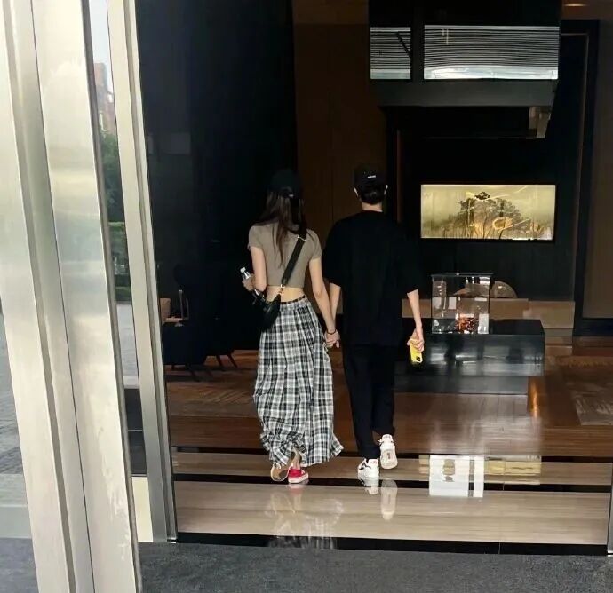 40岁许嵩官宣结婚，女方被扒小14岁，网友：又是粉丝变嫂子...