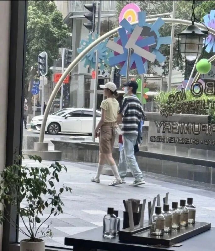40岁许嵩官宣结婚，女方被扒小14岁，网友：又是粉丝变嫂子...