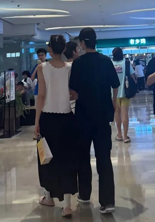 40岁许嵩官宣结婚，女方被扒小14岁，网友：又是粉丝变嫂子...