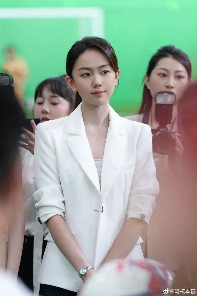 40岁许嵩官宣结婚，女方被扒小14岁，网友：又是粉丝变嫂子...