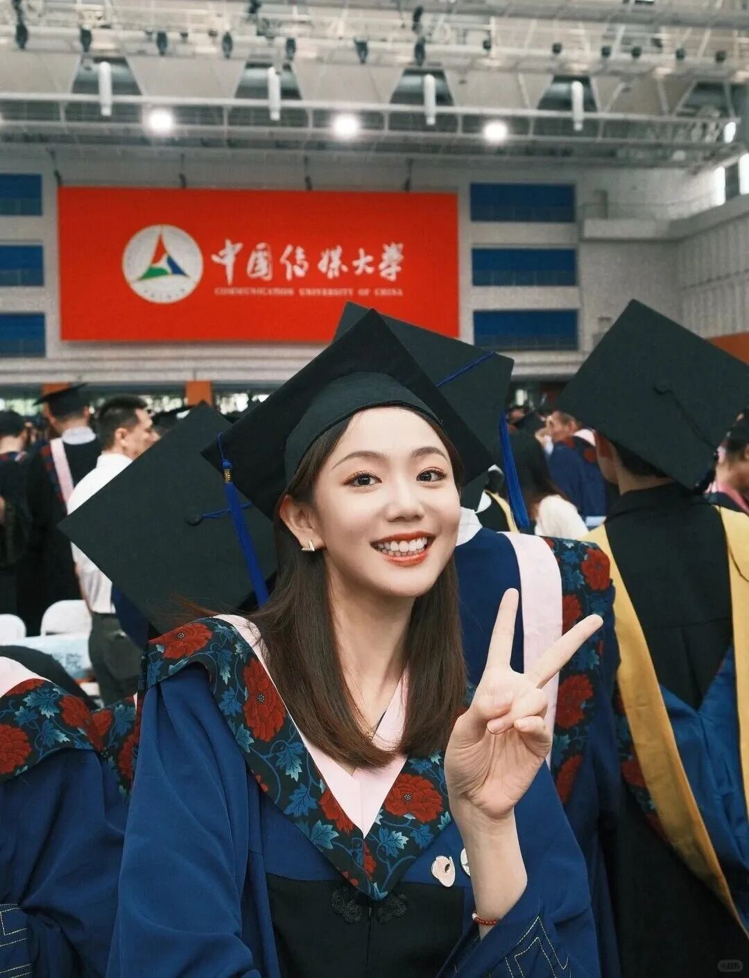 40岁许嵩官宣结婚，女方被扒小14岁，网友：又是粉丝变嫂子...
