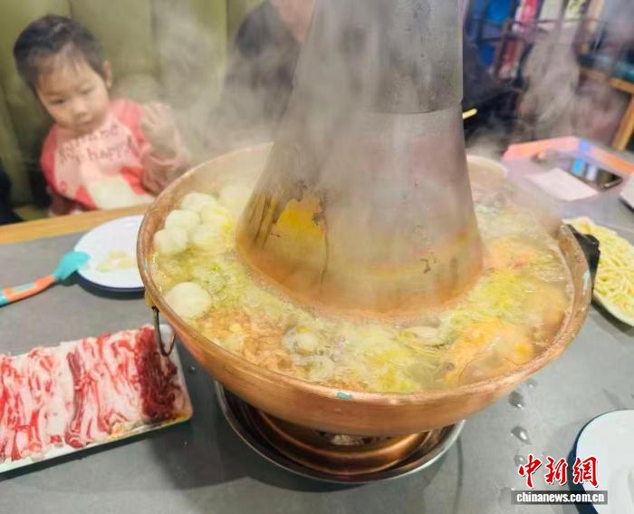 东西问·知味东方|白宫高官减脂餐,东北人的过年菜:一口酸菜,两种顶流-中新网