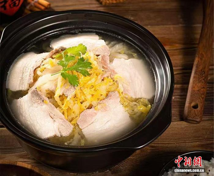 东西问·知味东方|白宫高官减脂餐,东北人的过年菜:一口酸菜,两种顶流-中新网