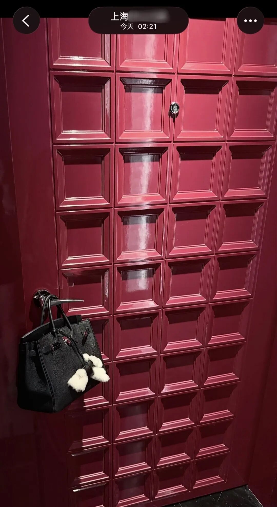 一晚房费近5千元酒店把客人爱马仕包挂门外,当事女子发声:拒绝了减免房费的提议,希望酒店能加强管理;酒店方回应:正在处理此事