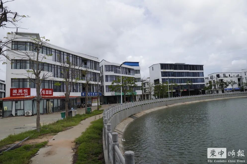 柬埔寨“8号电诈园区”内部曝光:墙上挂中文标语“请不要假装很努力,结果不会陪你演戏”,办公住宿餐饮俱全,道路装监控……