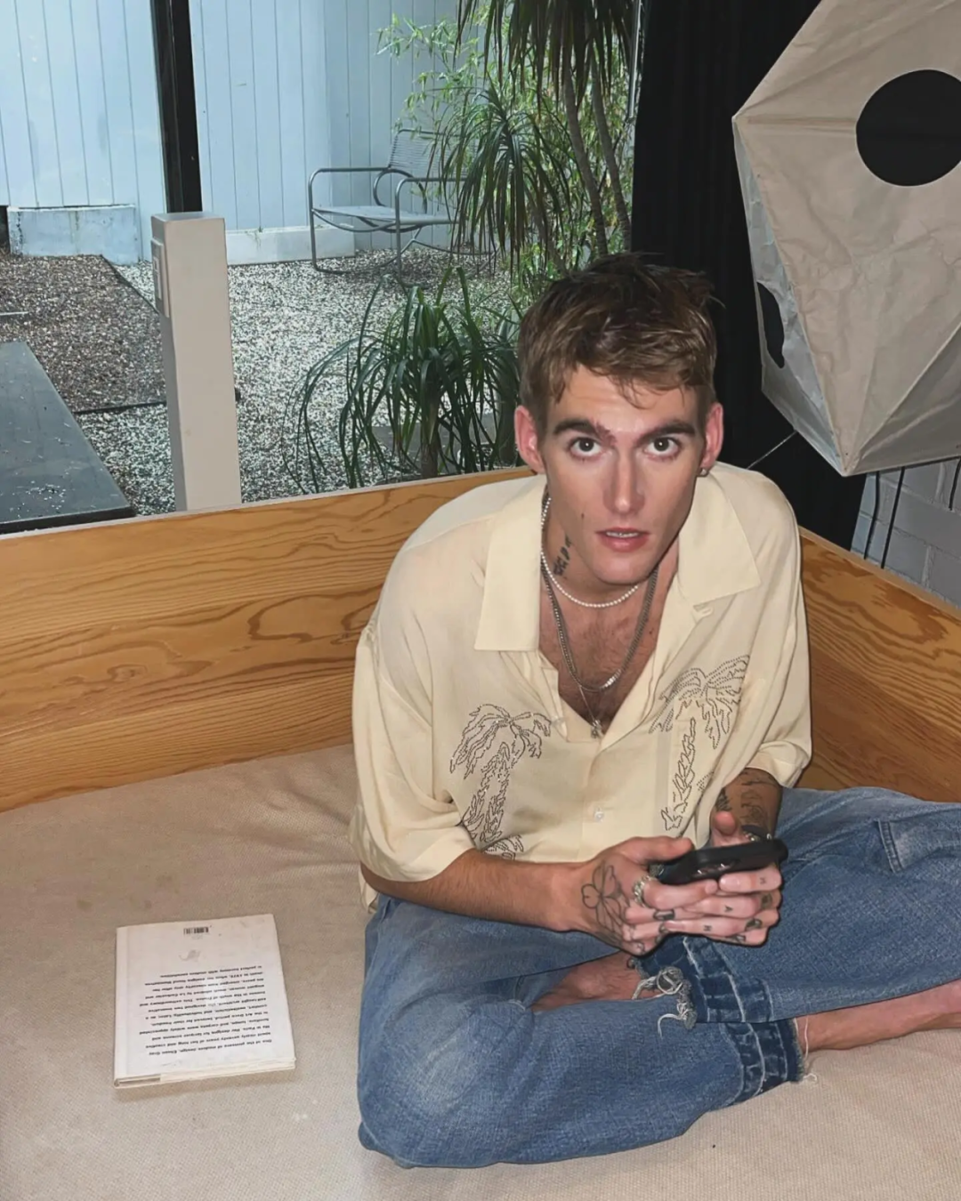 世界第1传奇超模27岁儿子死因曝光！在戒断所吸毒过量，贝克汉姆儿子、名媛希尔顿悼念！