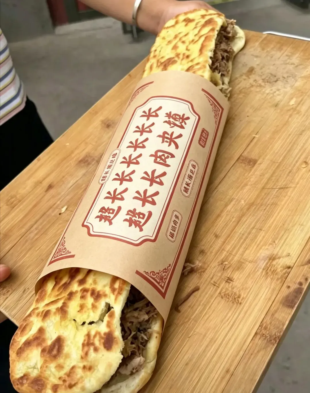 “超长肉夹馍”一个顶五个?“超长煎饼果子”“超长驴肉火烧”也来了……