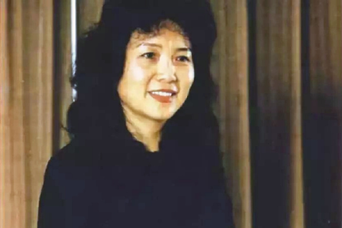 女儿称父亲去世6亿遗产全给继母:三兄妹分文未得,怀疑父亲死因