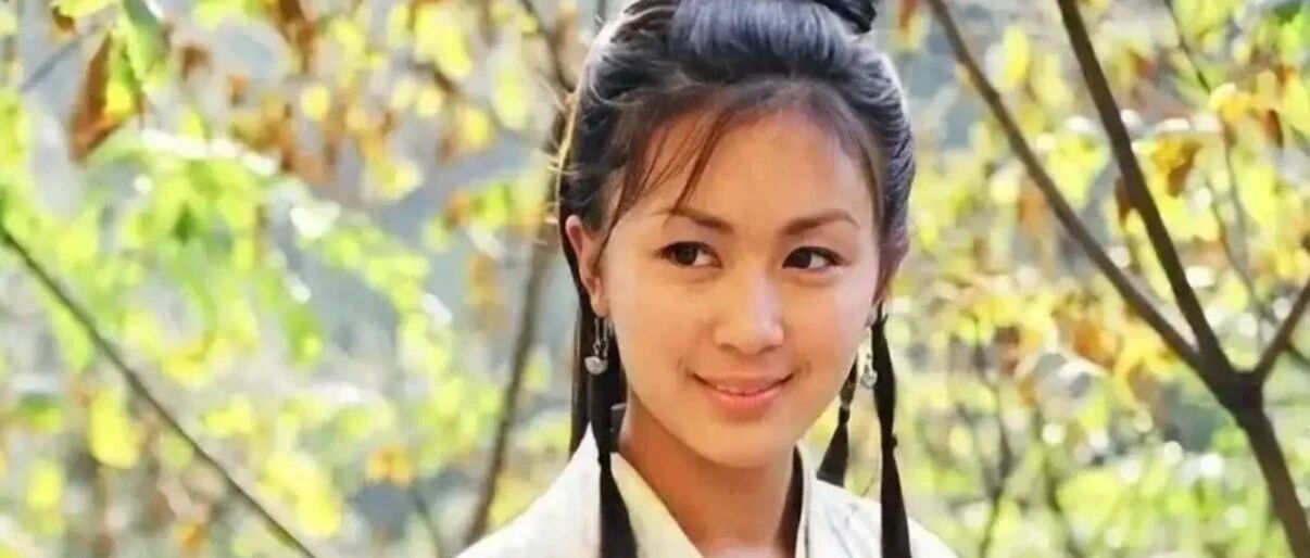 刀插肚子还在笑! 知名TVB女星被曝重度抑郁 持刀威胁经纪人 遭起诉追讨收入!
