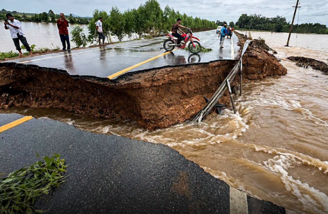 慎！中领馆提醒！新马泰暴雨航班大量取消，多地拉响暴雨洪涝警戒，印尼渡轮翻覆已多人遇难