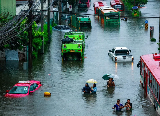 慎！中领馆提醒！新马泰暴雨航班大量取消，多地拉响暴雨洪涝警戒，印尼渡轮翻覆已多人遇难